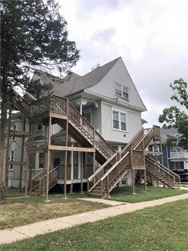 property at 702 W Green St