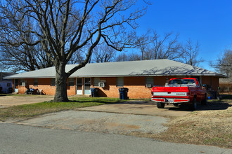 102 S 2nd St in Noble, OK - Foto de edificio - Building Photo