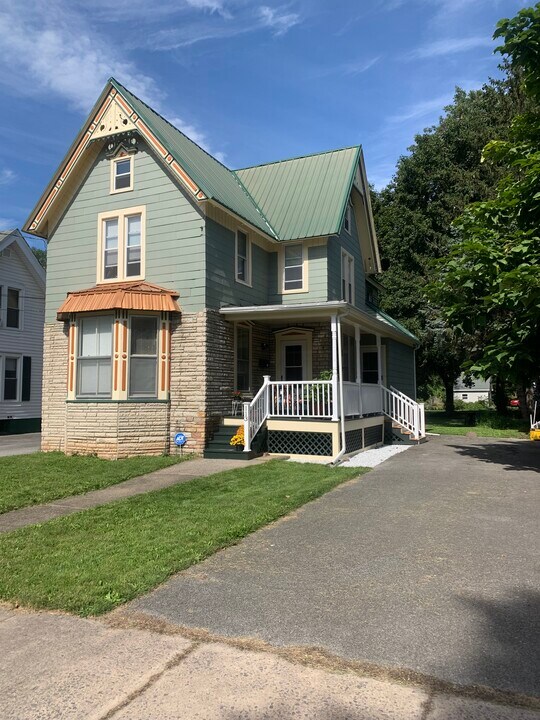 113 E Sands St, Unit 2 in Oneida, NY - Building Photo