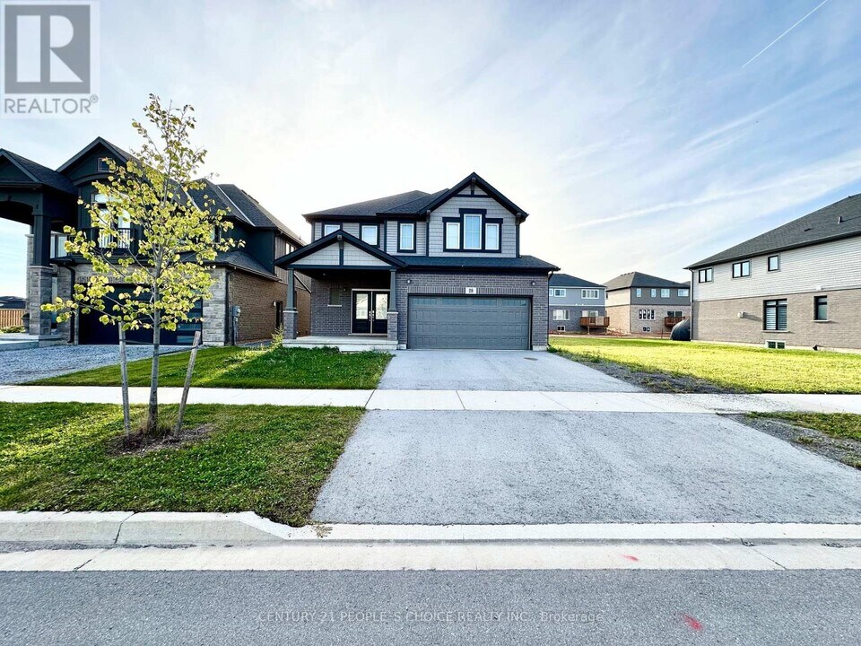 28 Swan Ave in Pelham, ON - Building Photo