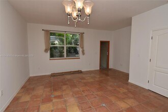 3051 Center St, Unit 9 in Miami, FL - Building Photo - Building Photo