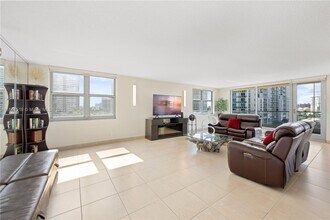 1920 S Ocean Dr in Hallandale Beach, FL - Building Photo - Building Photo