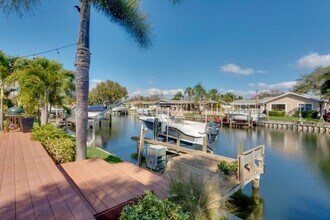 4165 13th Ln NE in St. Petersburg, FL - Foto de edificio - Building Photo