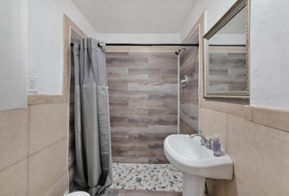 3216 71st Ave N in St. Petersburg, FL - Foto de edificio - Building Photo