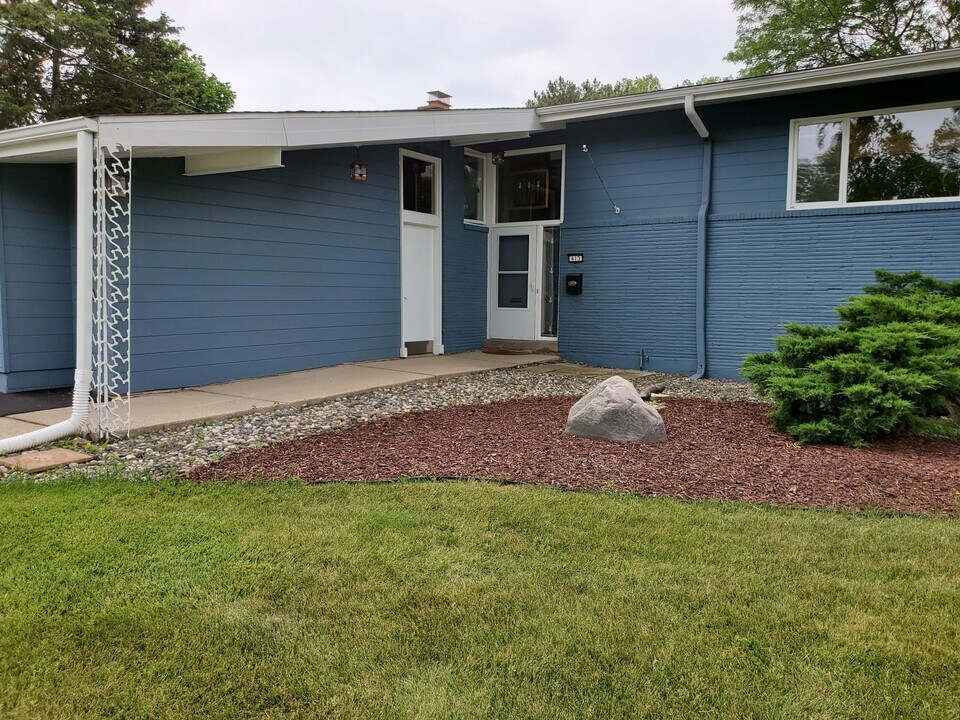 413 Riverview Dr in Thiensville, WI - Building Photo