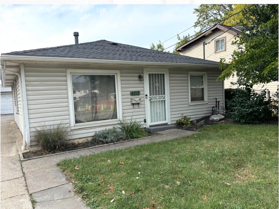 4012 E 27th St in Newburgh Heights, OH - Foto de edificio