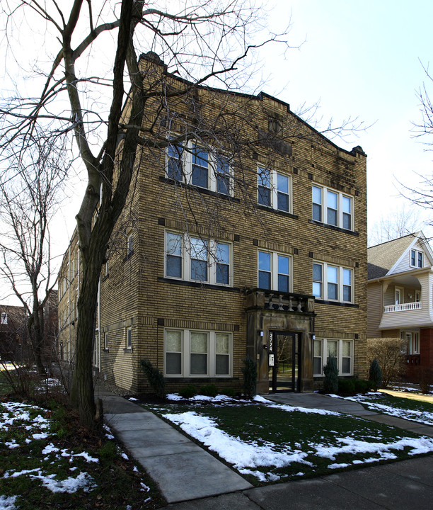 2724 Mayfield Rd in Cleveland Heights, OH - Foto de edificio