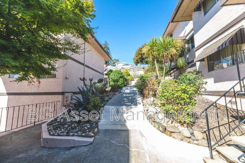 547 Rodeo Ave in Rodeo, CA - Building Photo