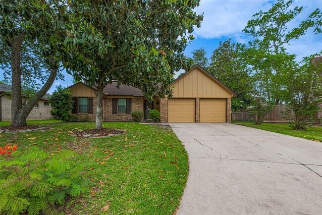 property at 2002 Yorktown Ct N