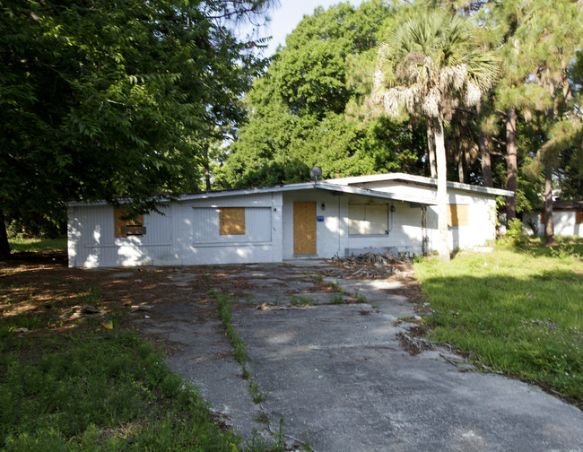 1549 Violet Ave in Titusville, FL - Foto de edificio - Building Photo