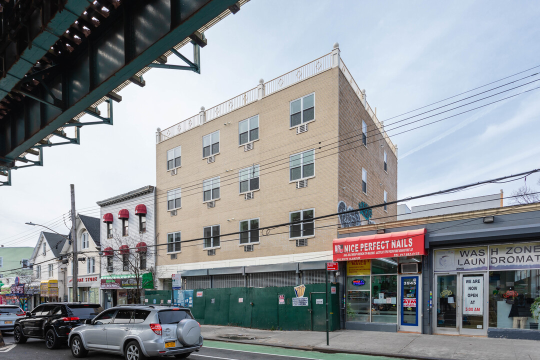 3943 White Plains Rd in Bronx, NY - Building Photo