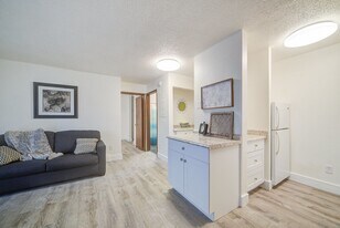 Magnolia Park in Des Moines, IA - Building Photo