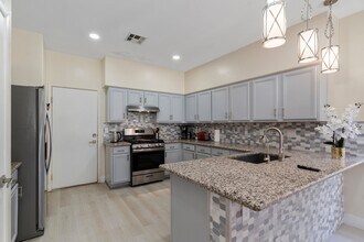 8867 W Oquendo Rd in Las Vegas, NV - Building Photo - Building Photo