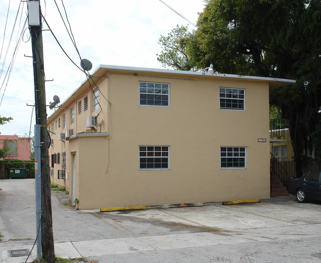 1736 NW 19th St in Miami, FL - Building Photo - Building Photo