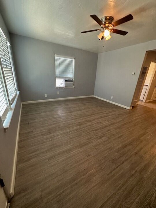 31 W Morton Ave in Porterville, CA - Building Photo