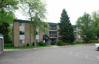 Groves Apartments in Brooklyn Park, MN - Building Photo - Building Photo