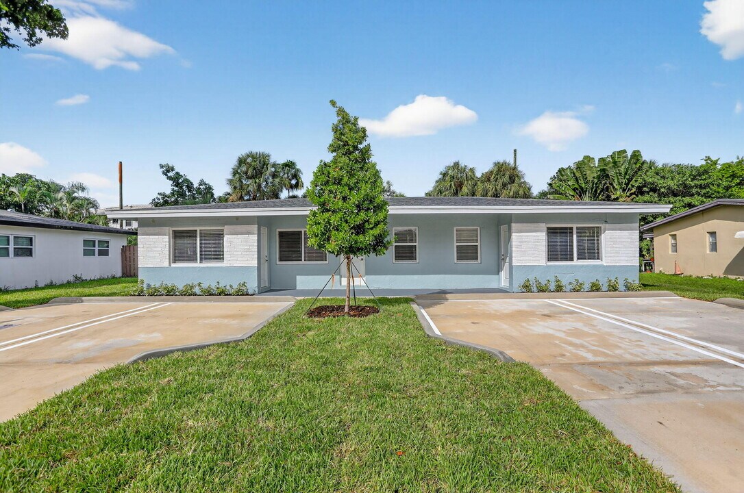 1851 NE 25th Ave in Pompano Beach, FL - Building Photo