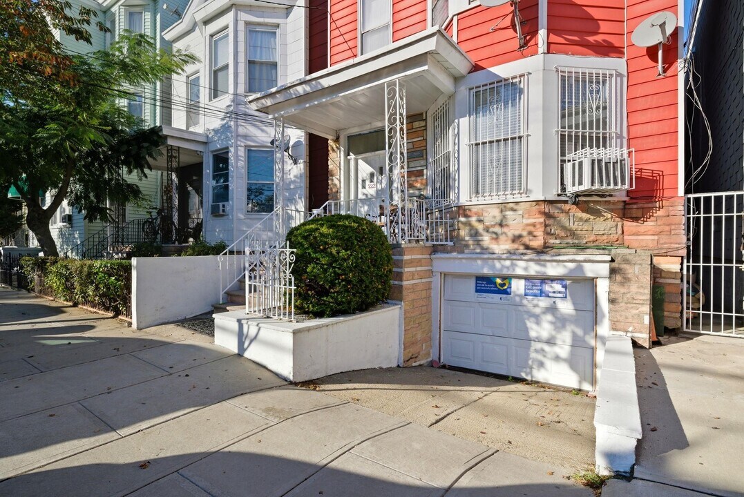 222 47th St in Union City, NJ - Building Photo