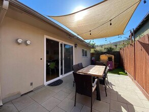 1589 Santa Barbara St in Ventura, CA - Foto de edificio - Building Photo