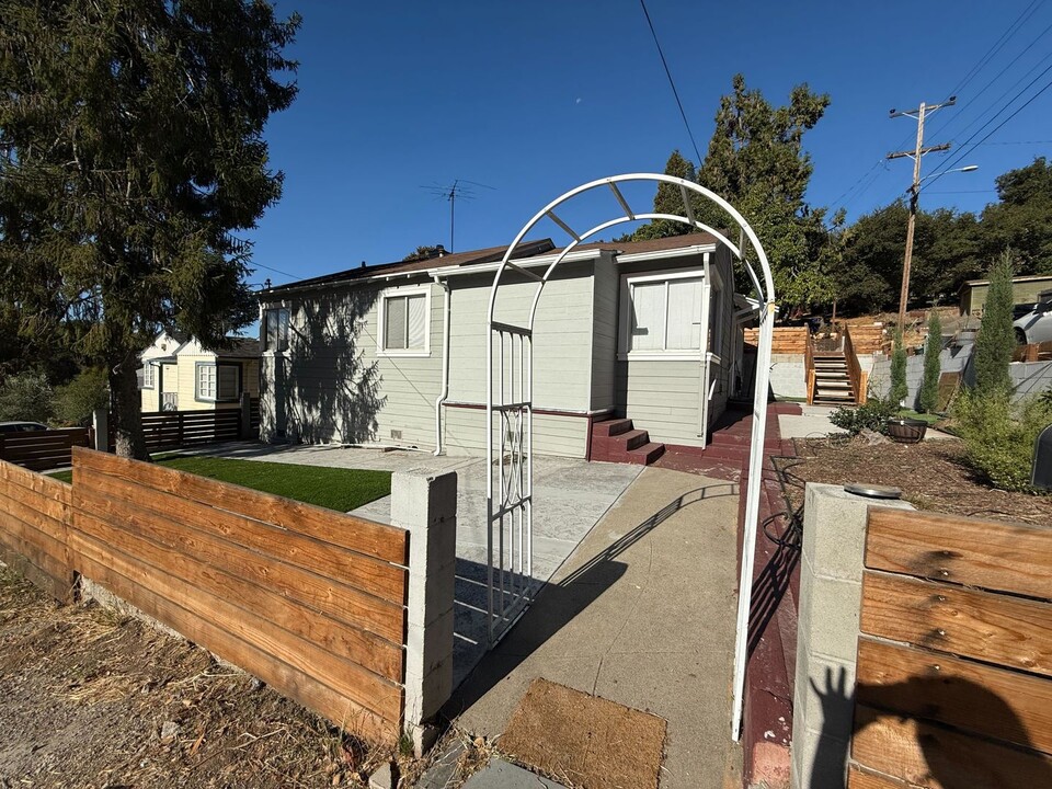 4179 Rifle Ln in Oakland, CA - Building Photo