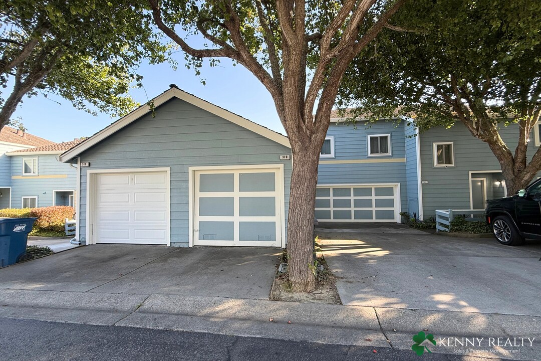 319 Barbara Ln in Daly City, CA - Building Photo