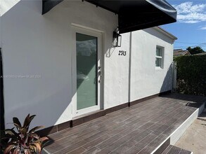 2313 SW 60th Ct in Miami, FL - Building Photo - Building Photo