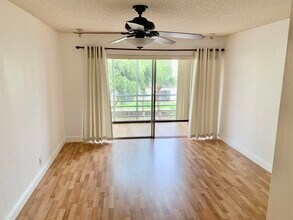 200 Waterway Dr S in Lantana, FL - Foto de edificio - Building Photo
