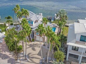 527 56th St in Holmes Beach, FL - Building Photo - Building Photo