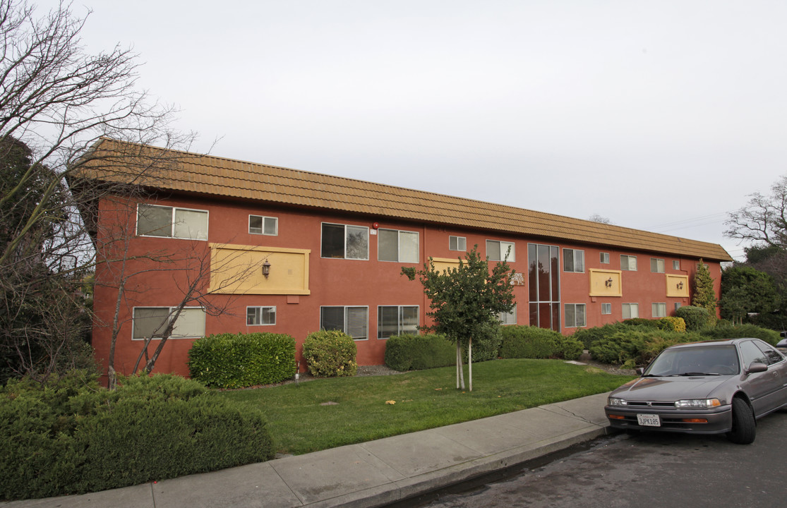 Caliente Apartments in Petaluma, CA - Building Photo