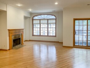 3338 N Sheffield Ave, Unit 1 in Chicago, IL - Building Photo - Building Photo