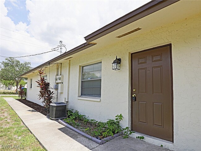 14201 Old Olga Rd in Ft. Myers, FL - Foto de edificio - Building Photo