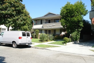 136 N Cedar St in Glendale, CA - Foto de edificio - Building Photo