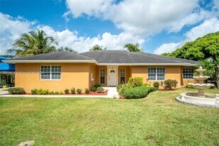 18405 SW 216th St in Miami, FL - Building Photo