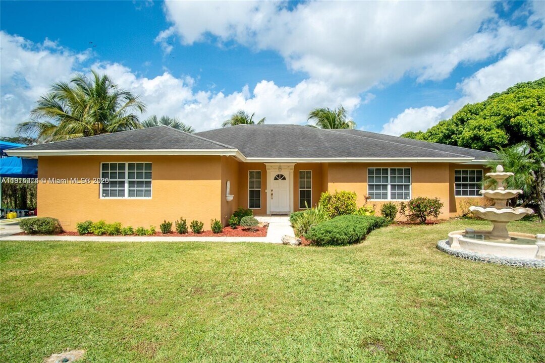 18405 SW 216th St in Miami, FL - Building Photo