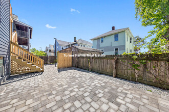 70 Stanley Ave, Unit 1 in Medford, MA - Foto de edificio - Building Photo