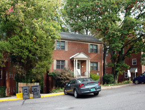 8320 Roanoke Ave in Takoma Park, MD - Foto de edificio - Building Photo