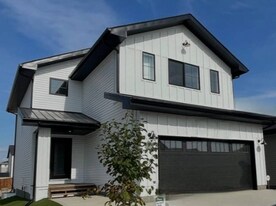 385 Chelsom Mnr in Saskatoon, SK - Building Photo