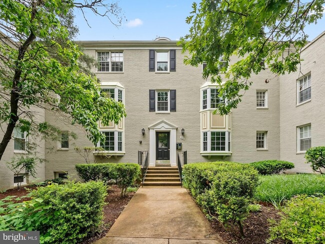 708 S Arlington Mill Dr, Unit 104 in Arlington, VA - Building Photo - Building Photo