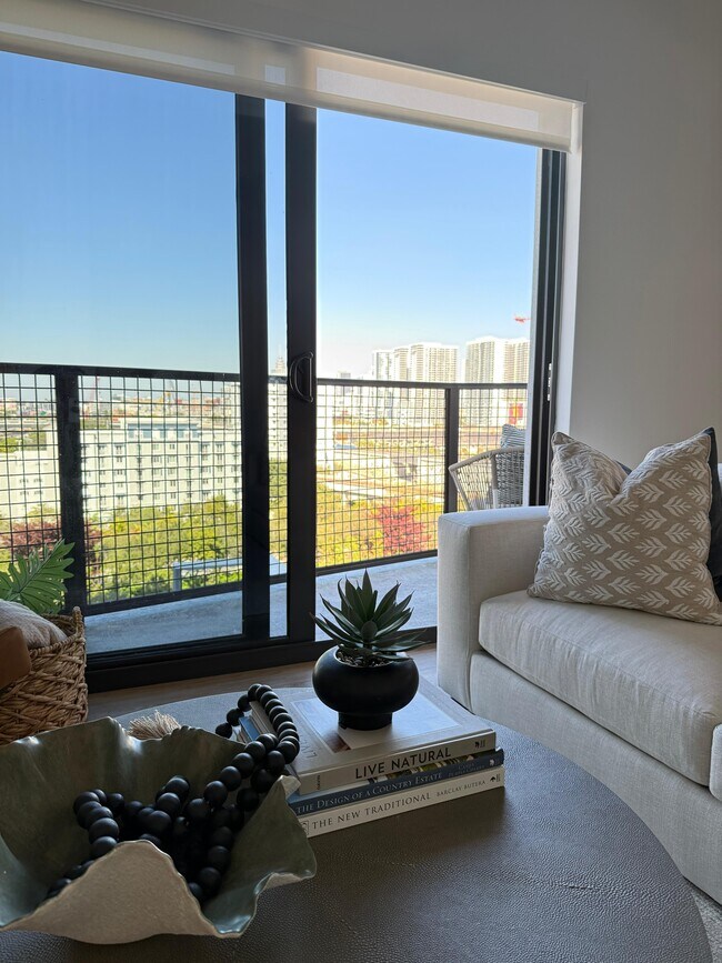 676 NW 2nd St, Unit 1122 in Miami, FL - Foto de edificio - Building Photo