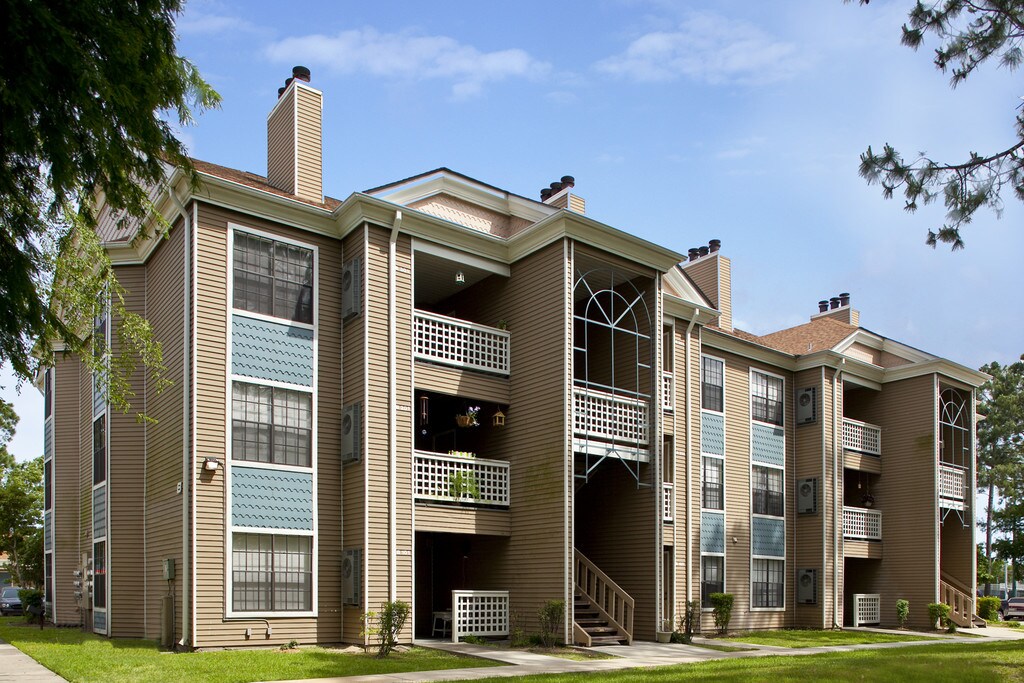Woodlake Apartments in Kenner, LA