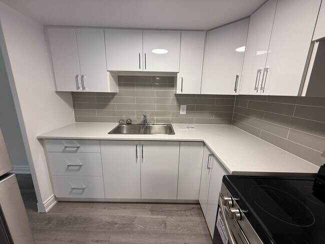 Surrey Place Apartments in Kitchener, ON - Building Photo - Building Photo