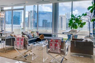 2408 Victory Park Ln in Dallas, TX - Building Photo