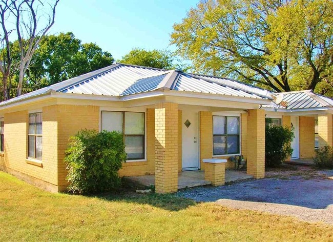 800 S Vandeveer St in Burnet, TX - Building Photo - Building Photo