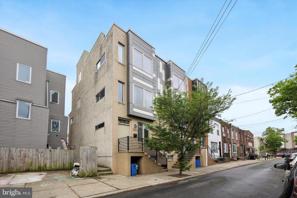 2002 Titan St in Philadelphia, PA - Building Photo