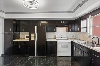 1351 NE Miami Gardens Dr in Miami, FL - Foto de edificio - Building Photo