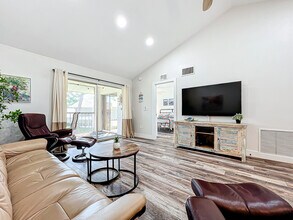 1407 Pine Lake Dr in Venice, FL - Foto de edificio - Building Photo