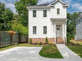 711 N Main St in Greer, SC - Building Photo