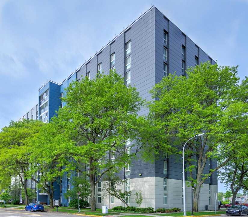 Royal Oak Manor Co-op in Royal Oak, MI - Building Photo