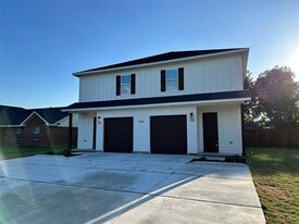 200 S Atwood St in Boyd, TX - Building Photo