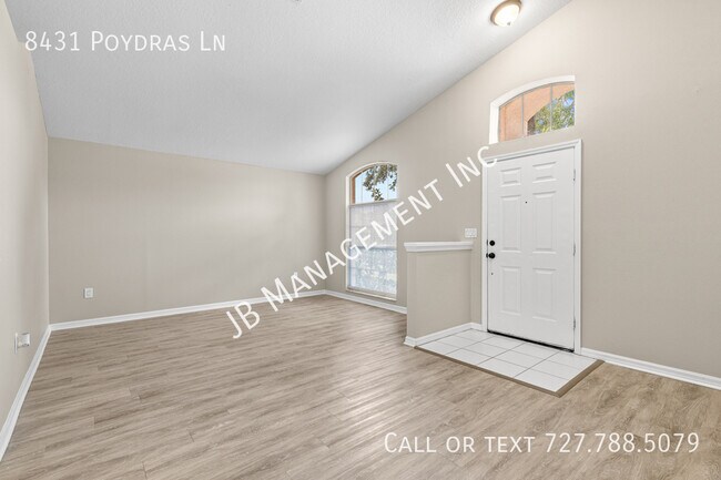 8431 Poydras Ln in Tampa, FL - Building Photo - Building Photo